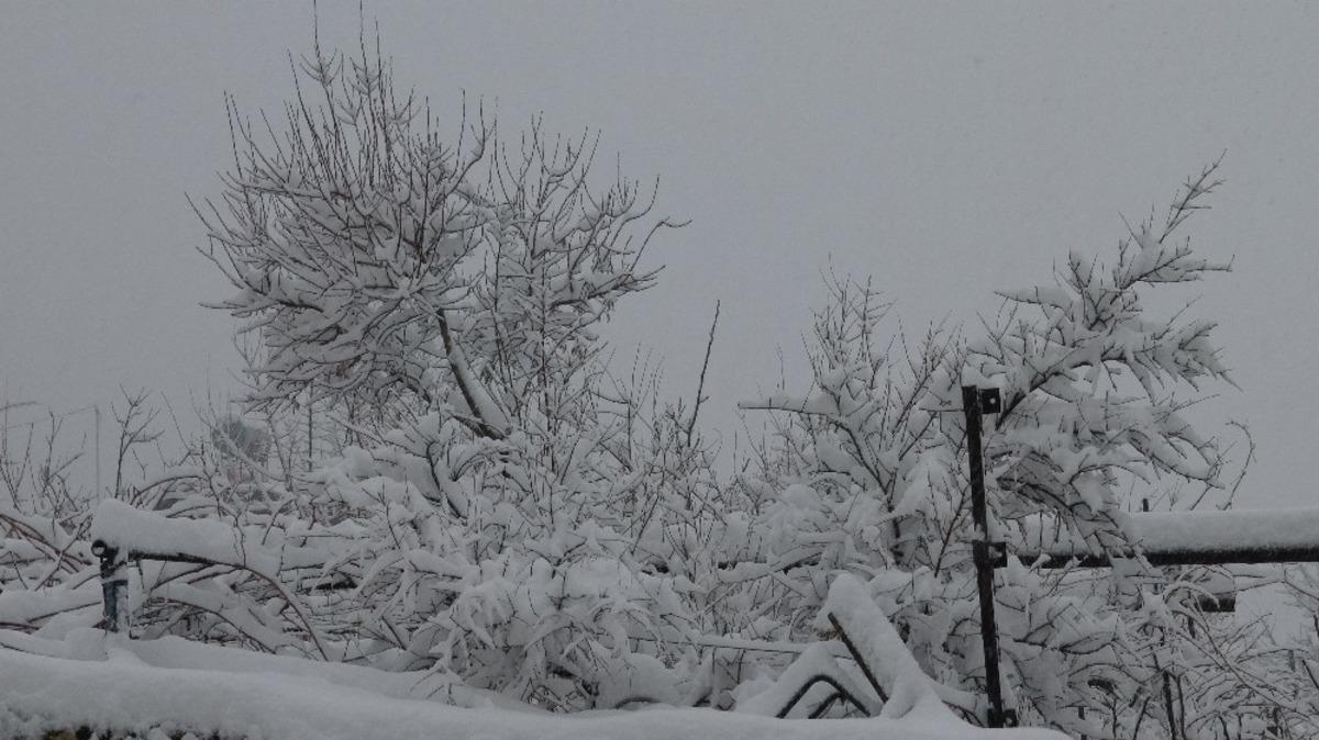 Kar, Gerc&uuml;ş&rsquo;&uuml; beyaza b&uuml;r&uuml;d&uuml;