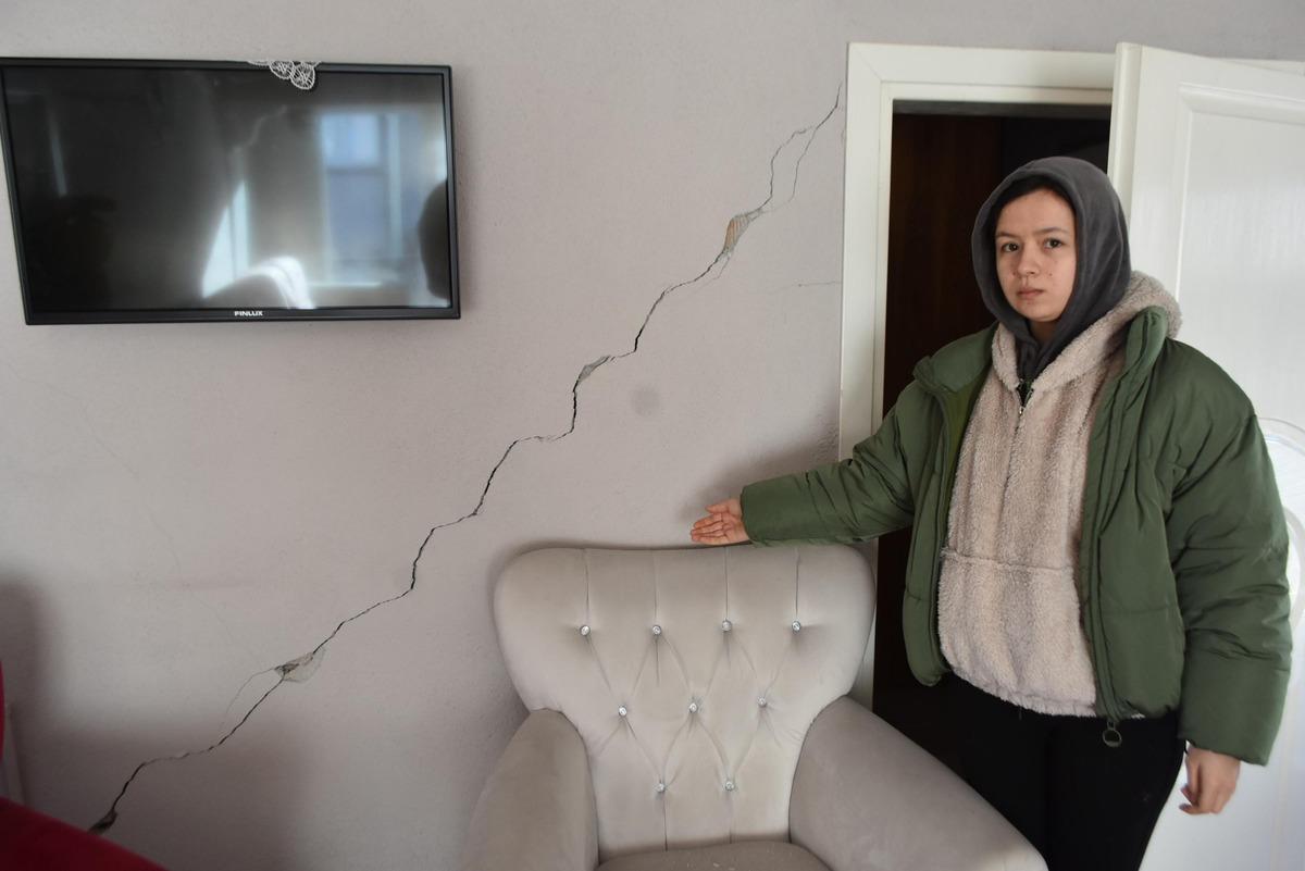 Manisa'da vatandaşlar korku i&ccedil;inde! Depremler devam ediyor