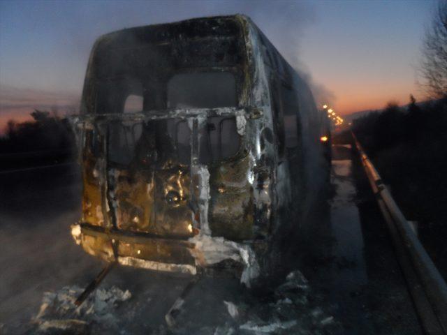 Anadolu Otoyolu'nda seyir halindeki minibüs yandı<br />
