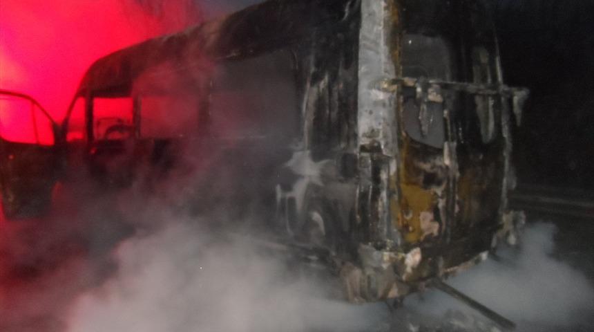 Anadolu Otoyolu'nda seyir halindeki minib&uuml;s yandı