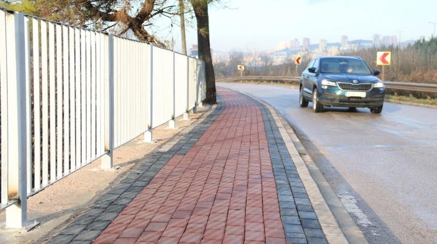 İzmit&rsquo;de caddeler kaldırımlarla d&uuml;zenleniyor