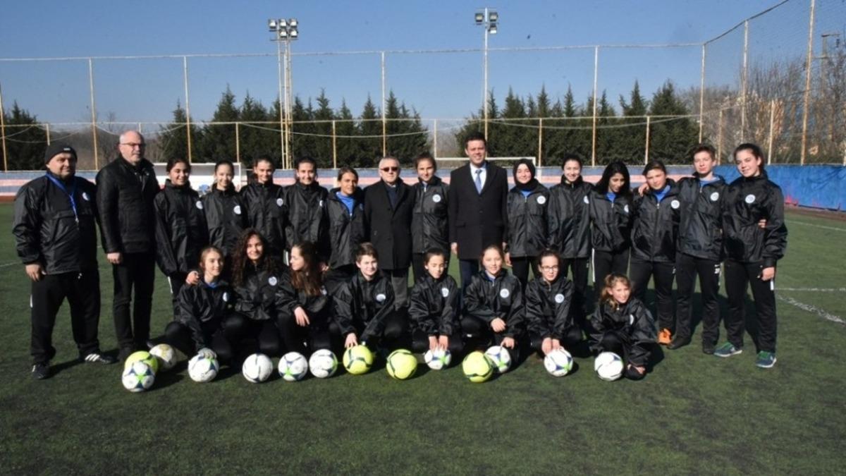 Başkan Sarıkurt&rsquo;tan &Ccedil;BSK kadın futbol takımına destek