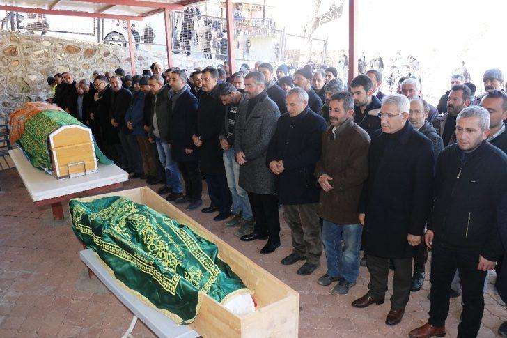 Depremde ölen anne ve oğlu defnedildi G1