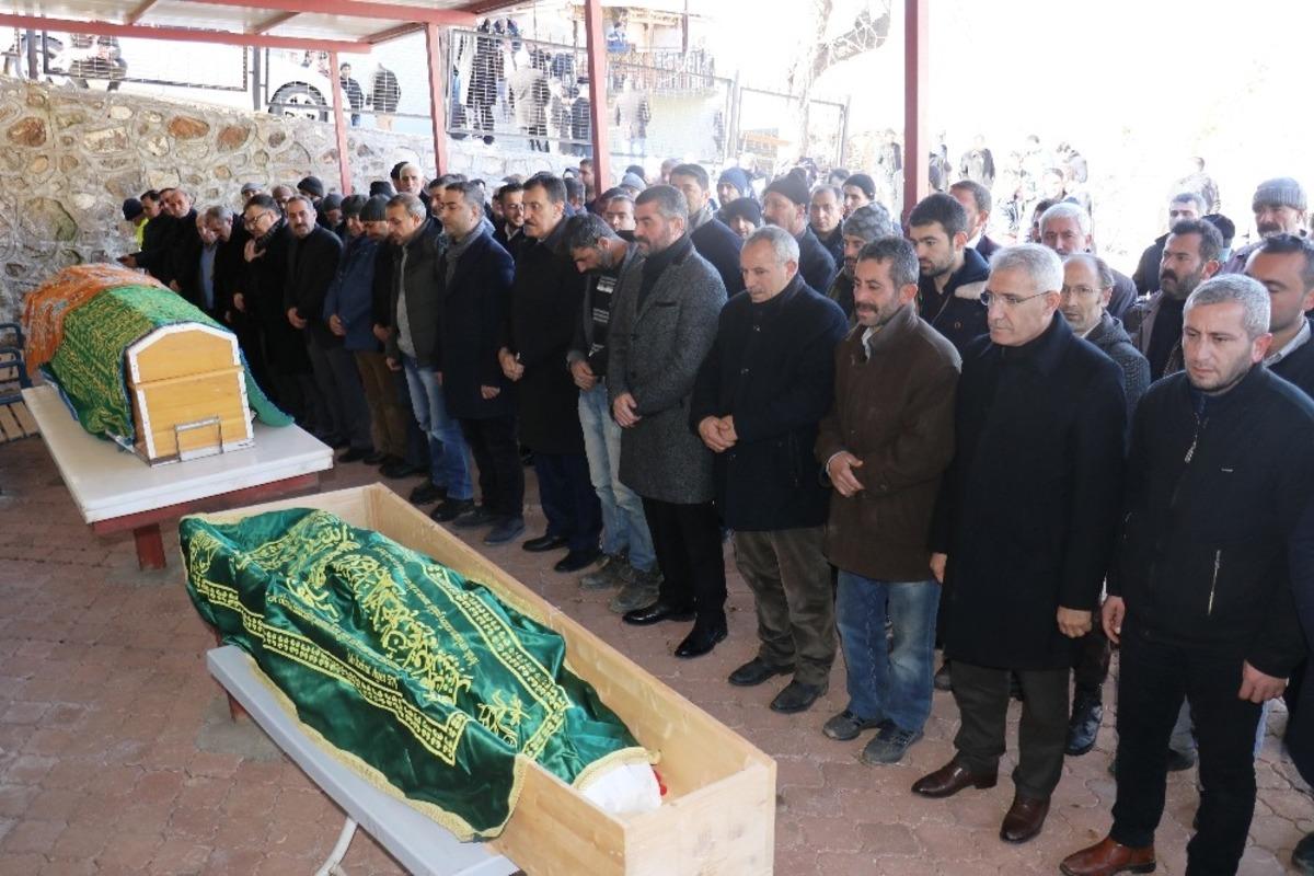 Depremde &ouml;len anne ve oğlu defnedildi