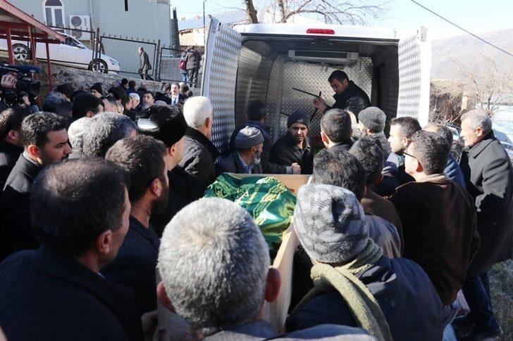 Depremde ölen anne ve oğlu defnedildi G5