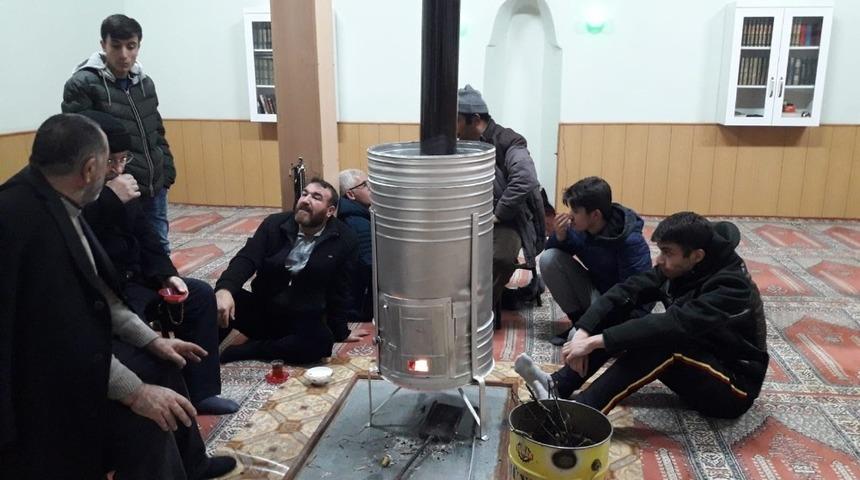 Muhtar Yiğit, depremden korkup evlerine giremeyenleri camilere davet etti