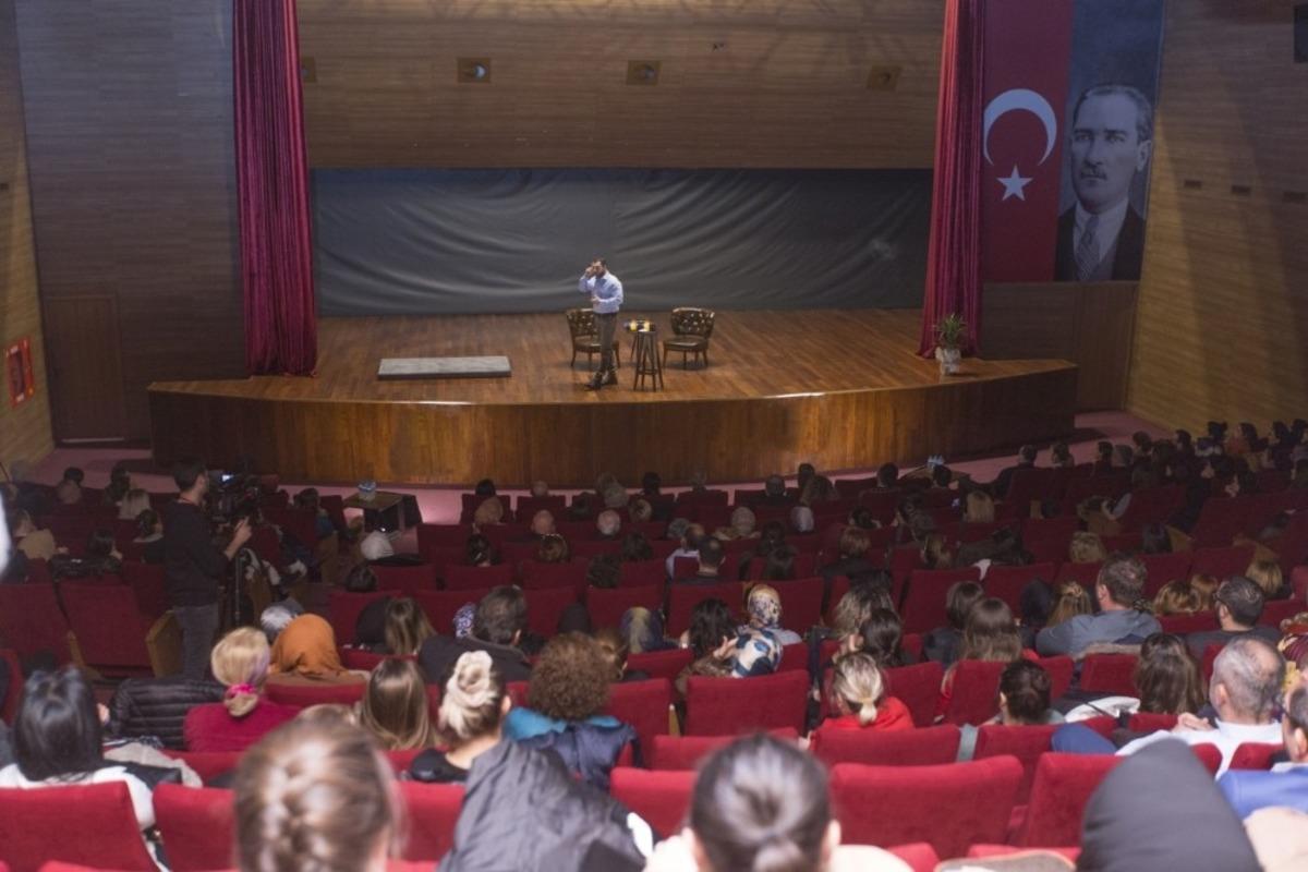 Korhan &Ouml;zduru &lsquo;Bilin&ccedil; &ouml;tesi&rsquo; temalı g&ouml;sterisi ger&ccedil;ekleştirdi