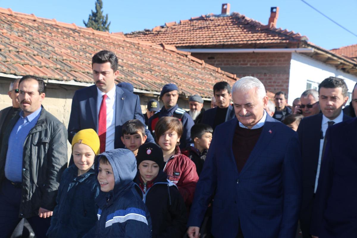 Manisa'da sarsıntılar devam ediyor, halk evlerine girmiyor (2)