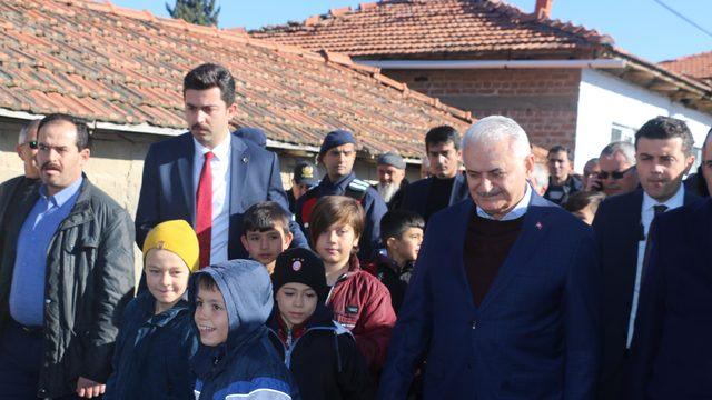 Manisa'da sarsıntılar devam ediyor, halk evlerine girmiyor (2)