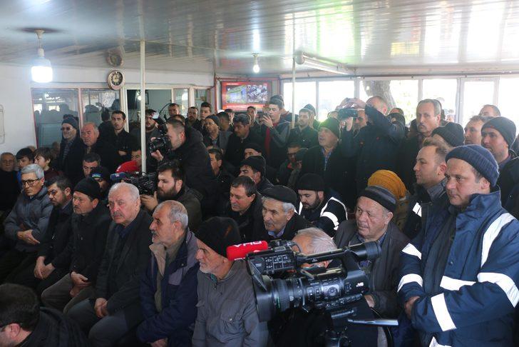 Manisa'da sarsıntılar devam ediyor, halk evlerine girmiyor (2) G2