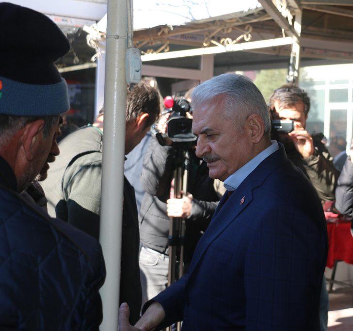 Manisa'da sarsıntılar devam ediyor, halk evlerine girmiyor (2) G5