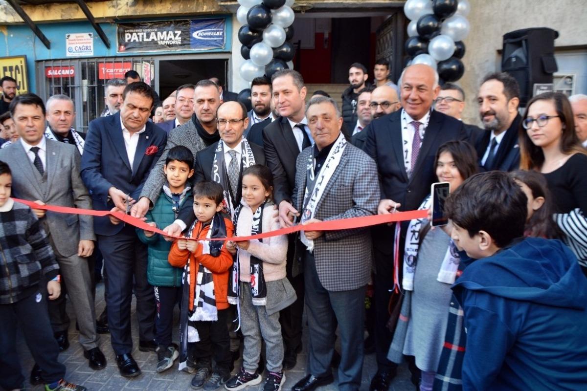 Ahmet Nur &Ccedil;ebi, S&ouml;ke Beşiktaşlılar Derneği&rsquo;ni a&ccedil;tı