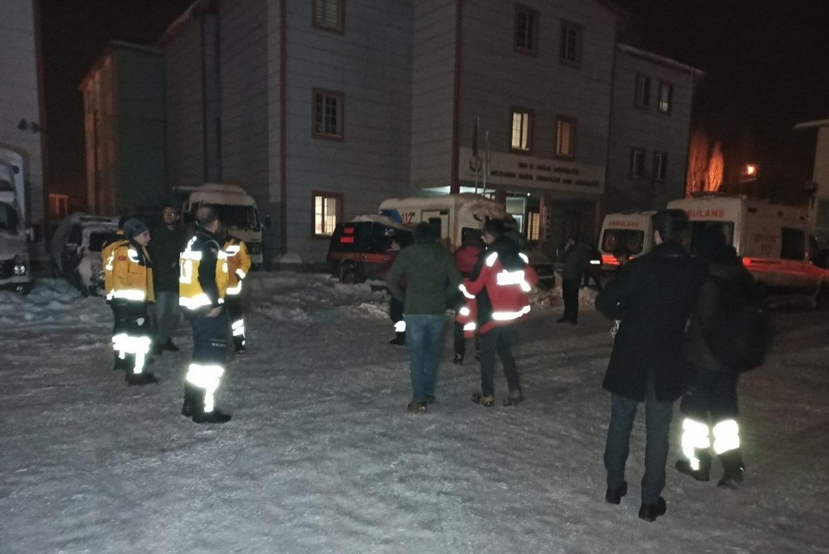 Van&rsquo;dan 32 kişilik sağlık ekibi Elazığ&rsquo;a gitti