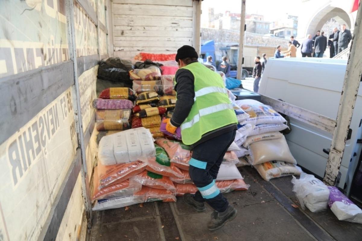Depremzedeler i&ccedil;in başlatılan kampanyaya destek &ccedil;ığ gibi b&uuml;y&uuml;yor