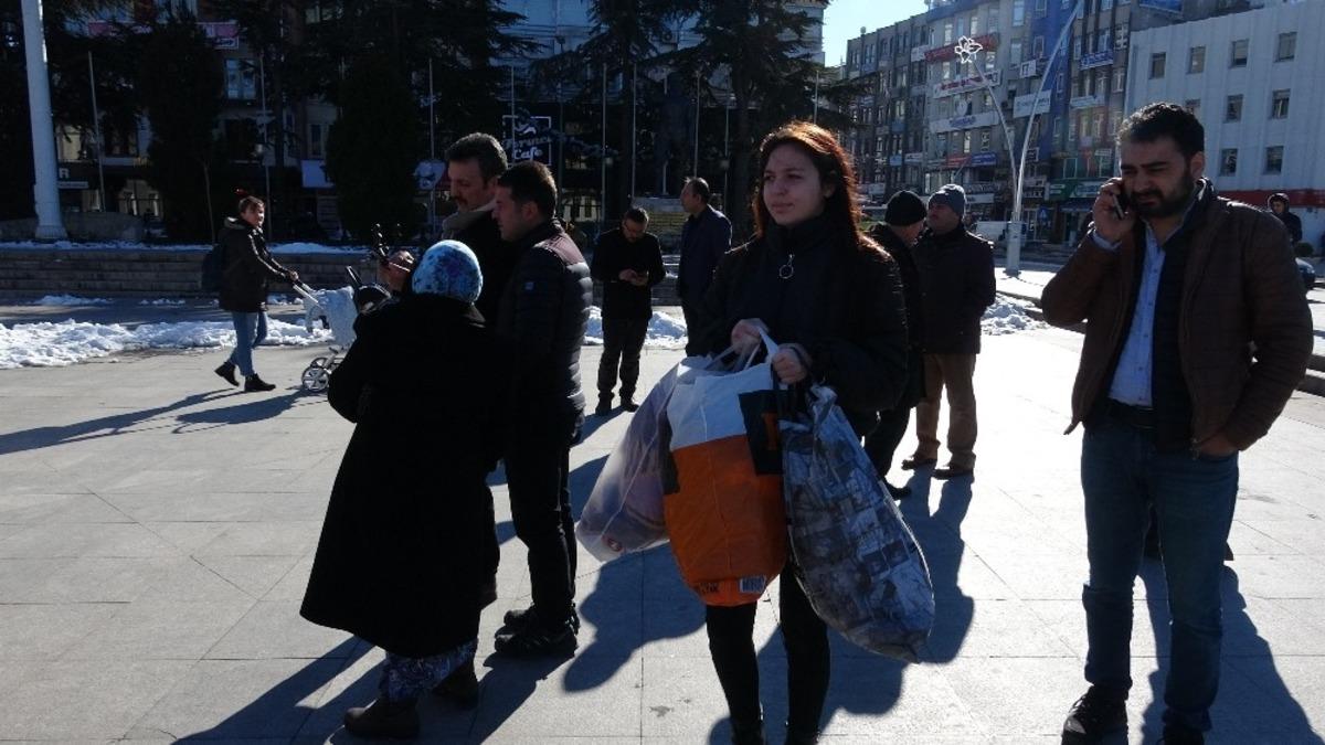 Vatandaşlar depremzedeler i&ccedil;in seferber oldu