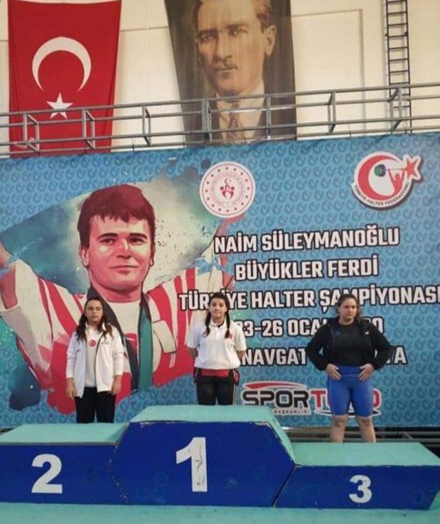 14 yaşındaki Fatma Gül’den büyükler şampiyonasında Türkiye rekoru