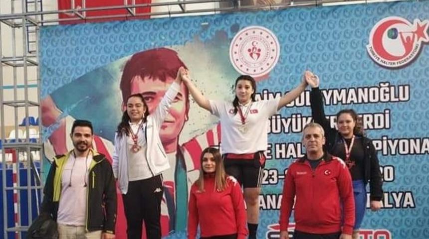 14 yaşındaki Fatma G&uuml;l&rsquo;den b&uuml;y&uuml;kler şampiyonasında T&uuml;rkiye rekoru