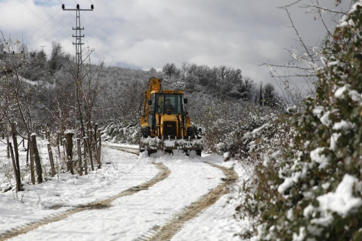 Fatsa&rsquo;da kardan kapanan yollara anında m&uuml;dahale