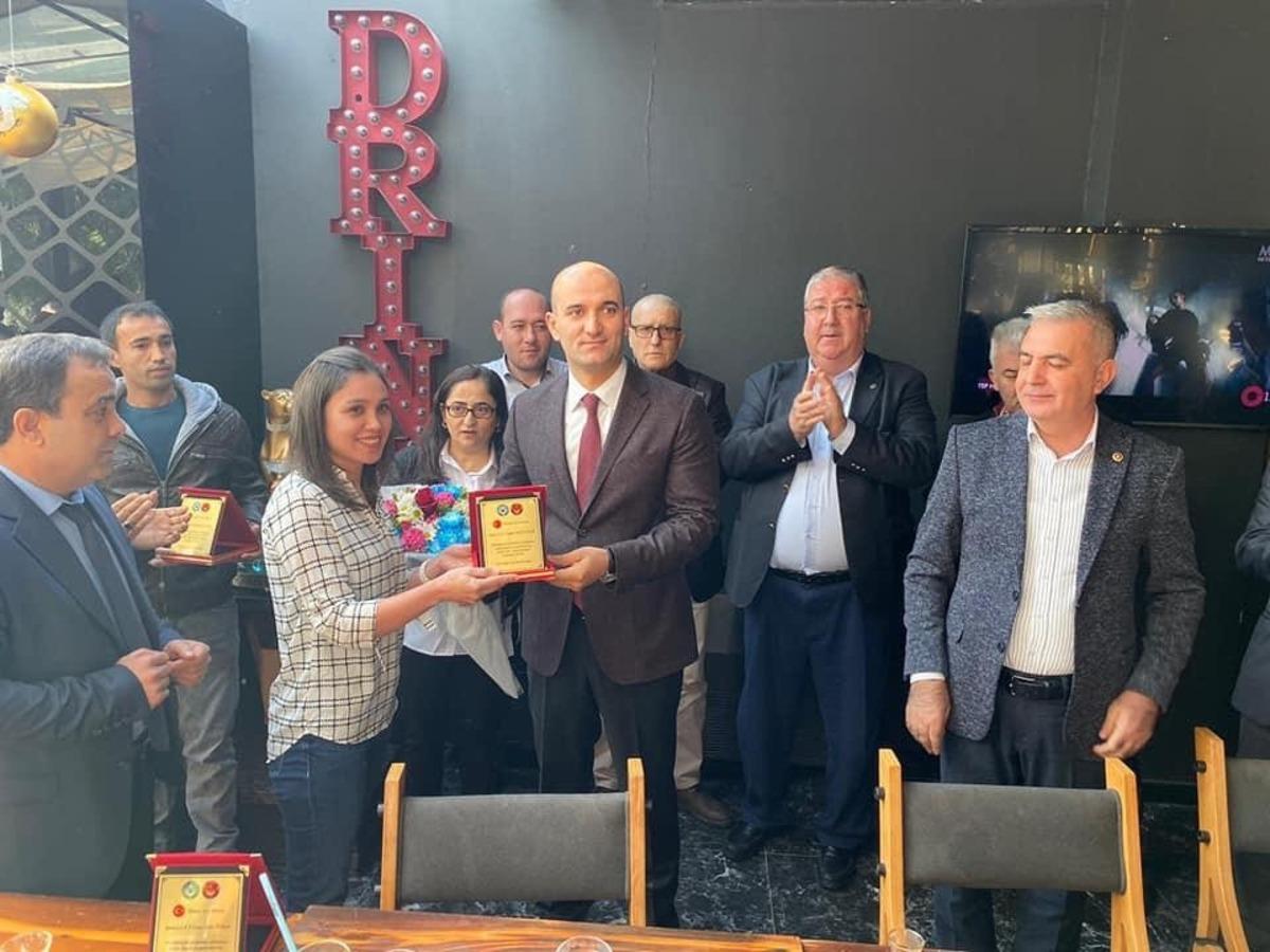 Doğum sırasında kalbi duran bebeği hayata d&ouml;nd&uuml;ren sağlık ekibine plaket