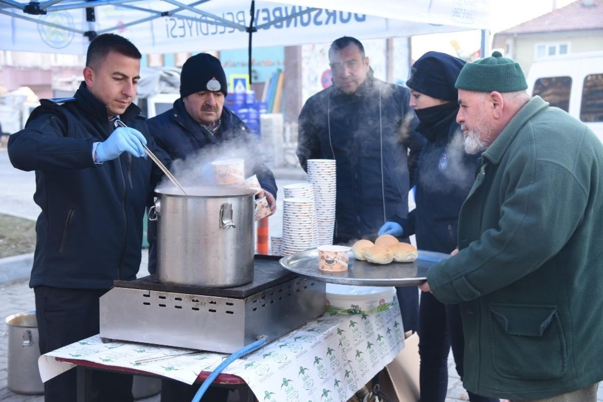 Dursunbey Zabıtası Pazarcıların İ&ccedil;ini Isıttı