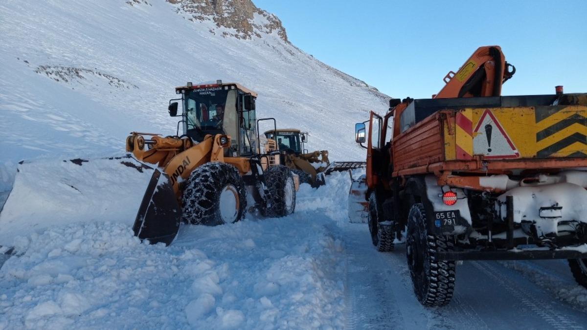 Van-Bah&ccedil;esaray yolu ulaşıma a&ccedil;ıldı