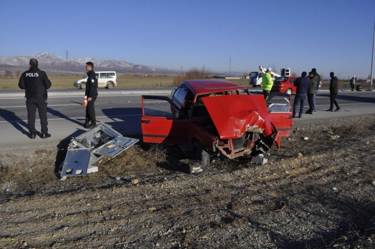 Otomobil elektrik panosuna &ccedil;arptı: 6 yaralı