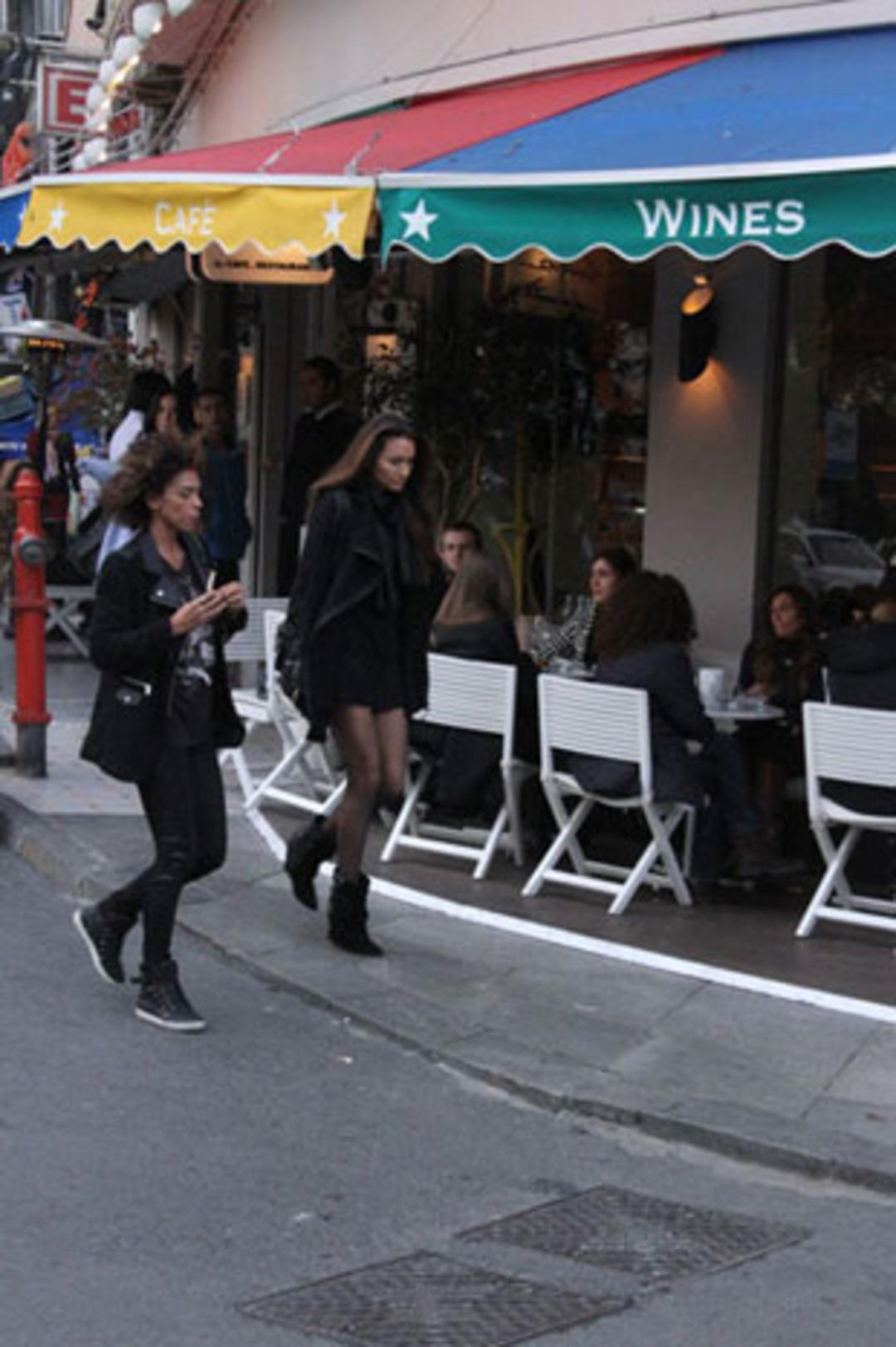 Eda Taşpınar bacak şov yaptı