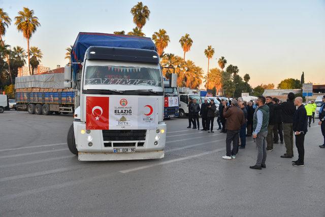 Adana Valiliği deprem bölgesine 3 TIR yardım gönderdi