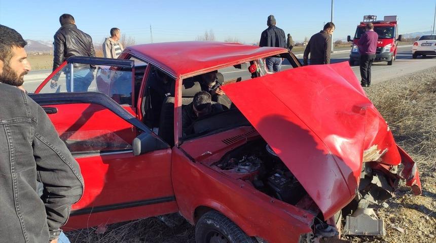 Konya'da otomobil elektrik direğine &ccedil;arptı: 6 yaralı