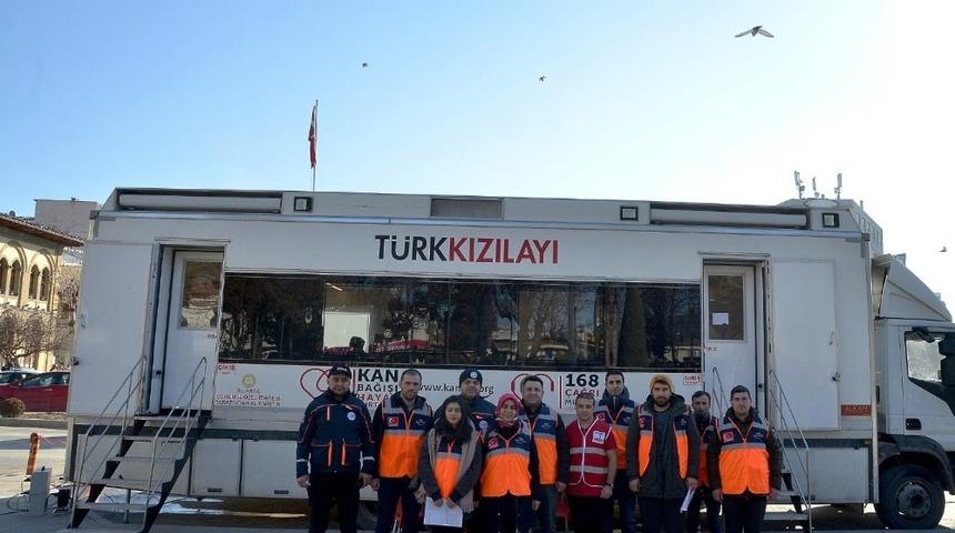 Elazığ&rsquo;a gidemeyen AFAD g&ouml;n&uuml;ll&uuml;leri kan bağışladı