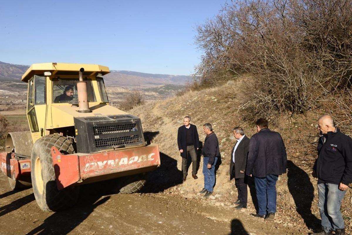 Kaymakam Pişkin k&ouml;y yollarında yapılan &ccedil;alışmaları inceledi
