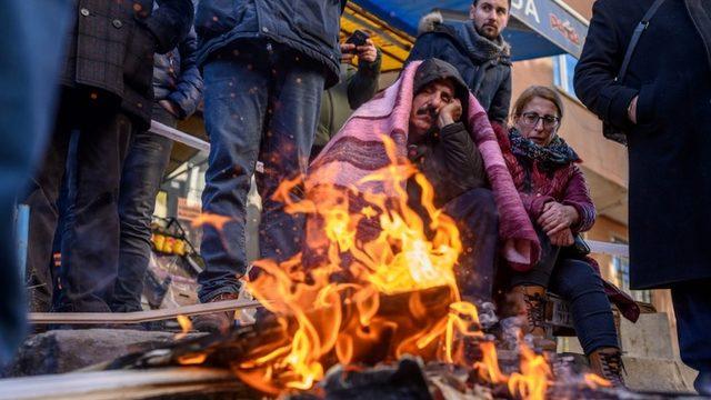 Depremzedeler ateş yakarak ısınmaya çalışıyor