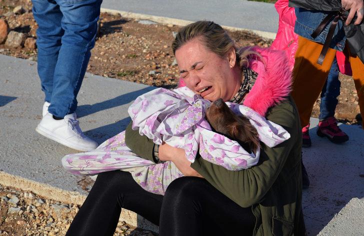 Depremde kalp krizi geçiren köpek Mersin'de toprağa verildi G4