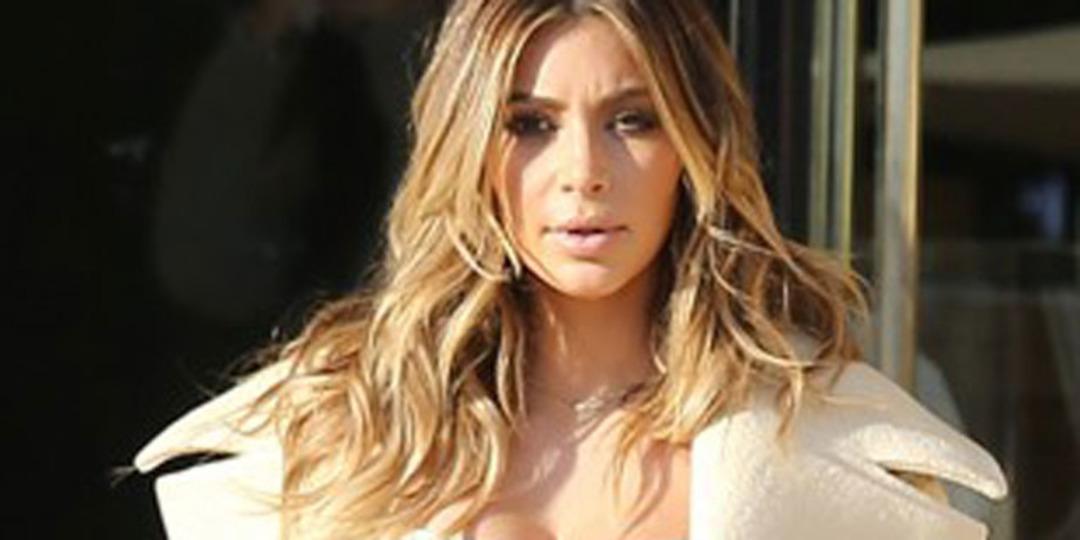 Poposu ile elbiseyi yırttı