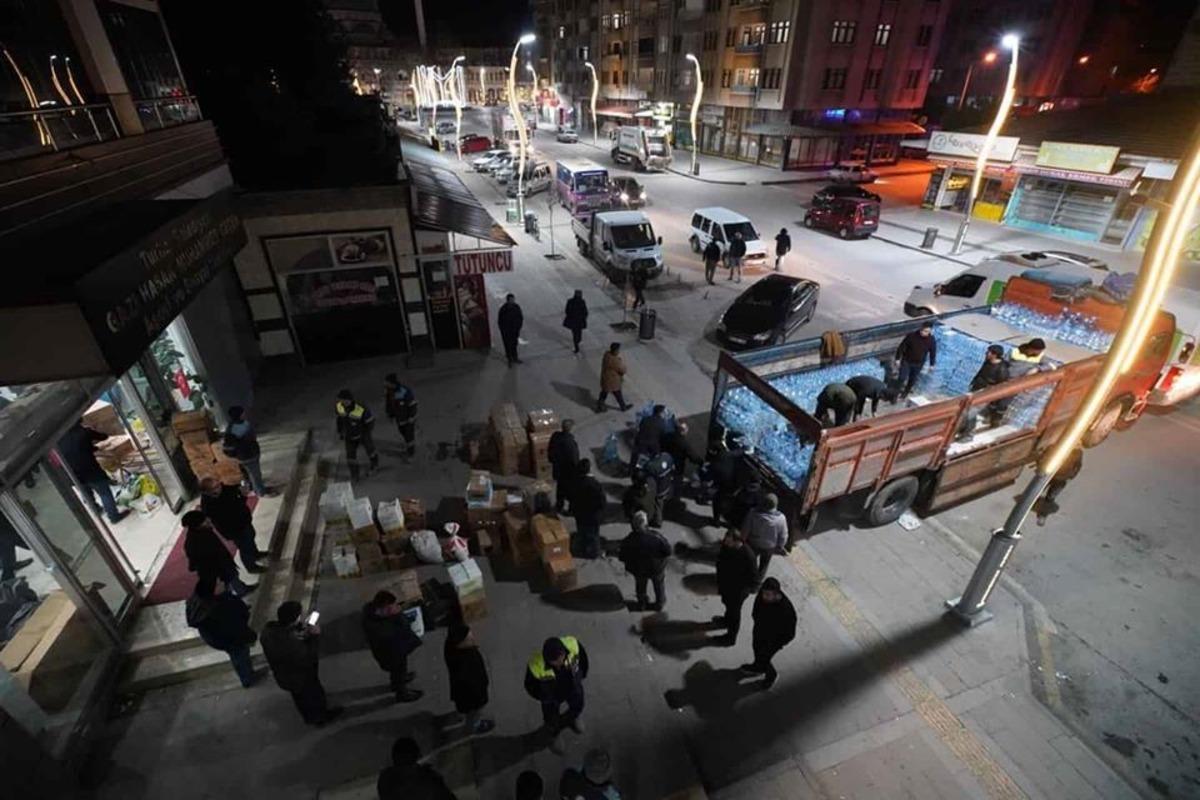 Yardım malzemeleri gece yola &ccedil;ıktı