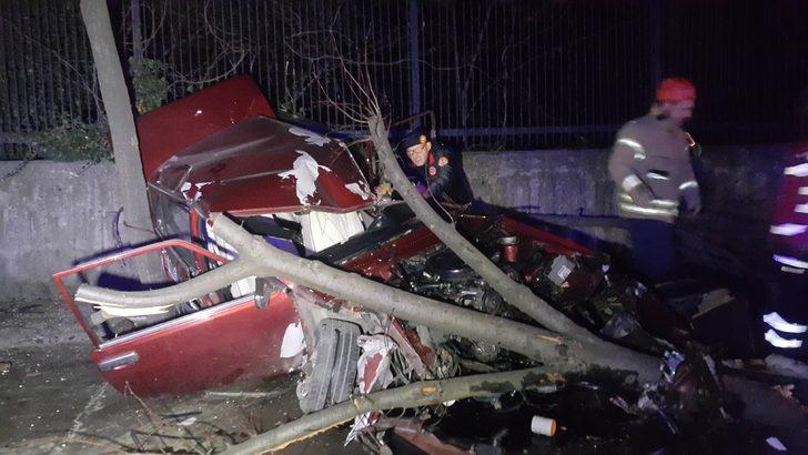 Maslak'ta korkunç kaza! Araç hurdaya döndü: 1'i ağır 3 yaralı G2