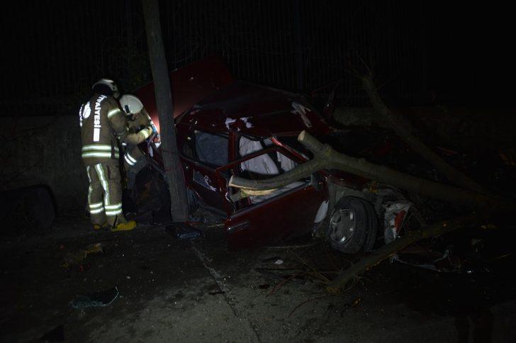 Sürücüsünün hakimiyetini kaybettiği otomobil önce ağaca çarptı