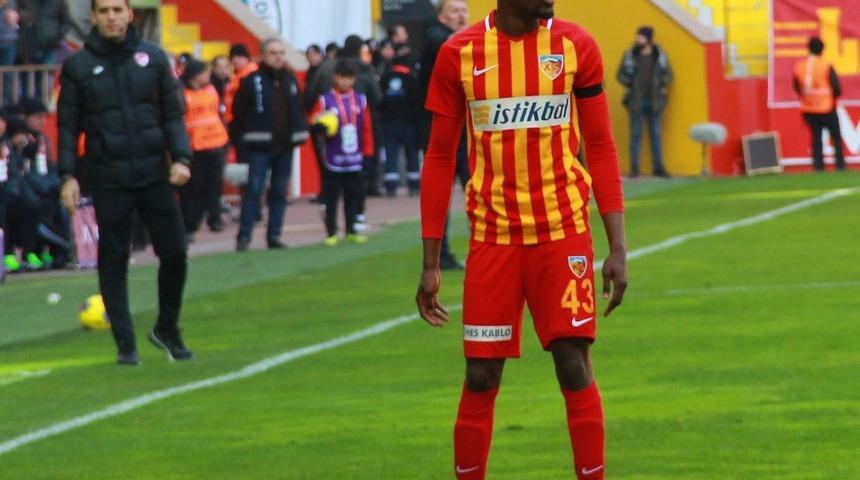 Bernard Mensah kart cezalısı