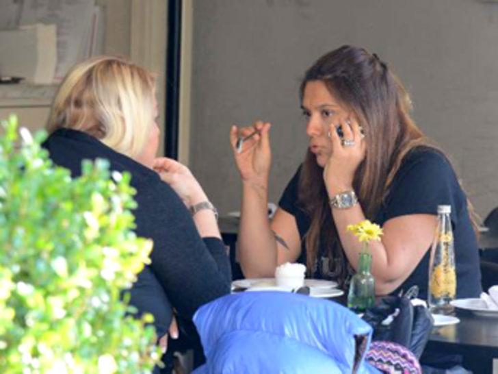 Demet Akalın, Okan Kurt'la yatakları ayırmış G1