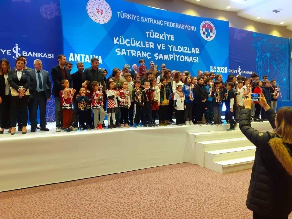 Mardinli Tuana Abak satran&ccedil; şampiyonasında birinci oldu