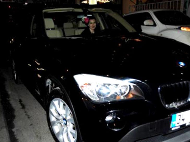 Güzel oyuncu Fahriye Evcen kaza yaptı G3