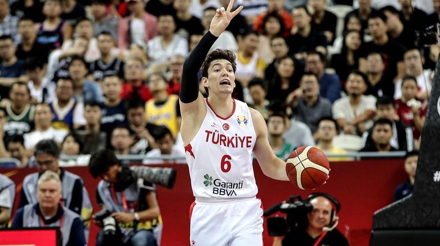 Cedi Osman'dan "evde kal" çağrısına uyan 5 kişiye imzalı milli forma