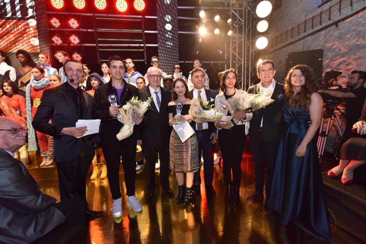 S&uuml;rd&uuml;r&uuml;lebilir modanın el&ccedil;ileri oldular