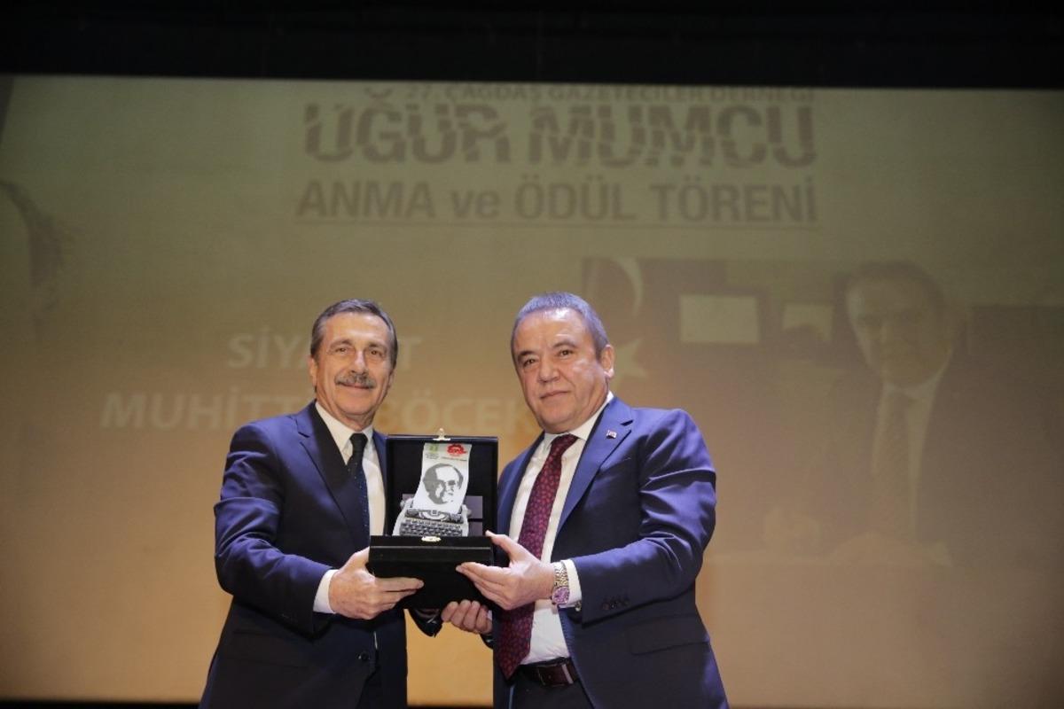 Başkan B&ouml;cek&rsquo;e Yılın Siyaset &Ouml;d&uuml;l&uuml;