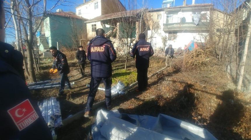 Iğdır&rsquo;dan Elazığ&rsquo;a sevk edilen ekipler canla başla &ccedil;alışıyor