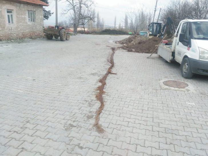 Manisa'da içme suyu hattından 20 metrelik ağaç kökü çıktı G2