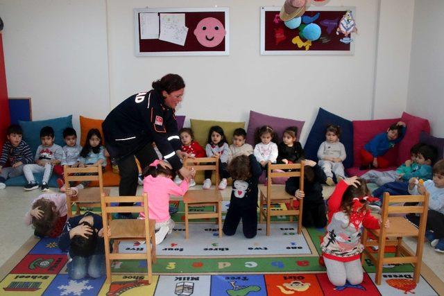 AFAD’dan kreş çocuklarına çök, kapan, tutun eğitimi