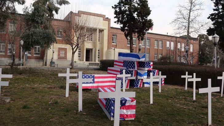İran'dan eski ABD Büyükelçiliğinin avlusuna 'intikam' mezarlığı!  G1