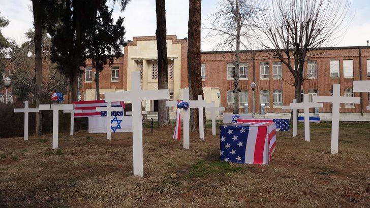 İran'dan eski ABD Büyükelçiliğinin avlusuna 'intikam' mezarlığı!  G3