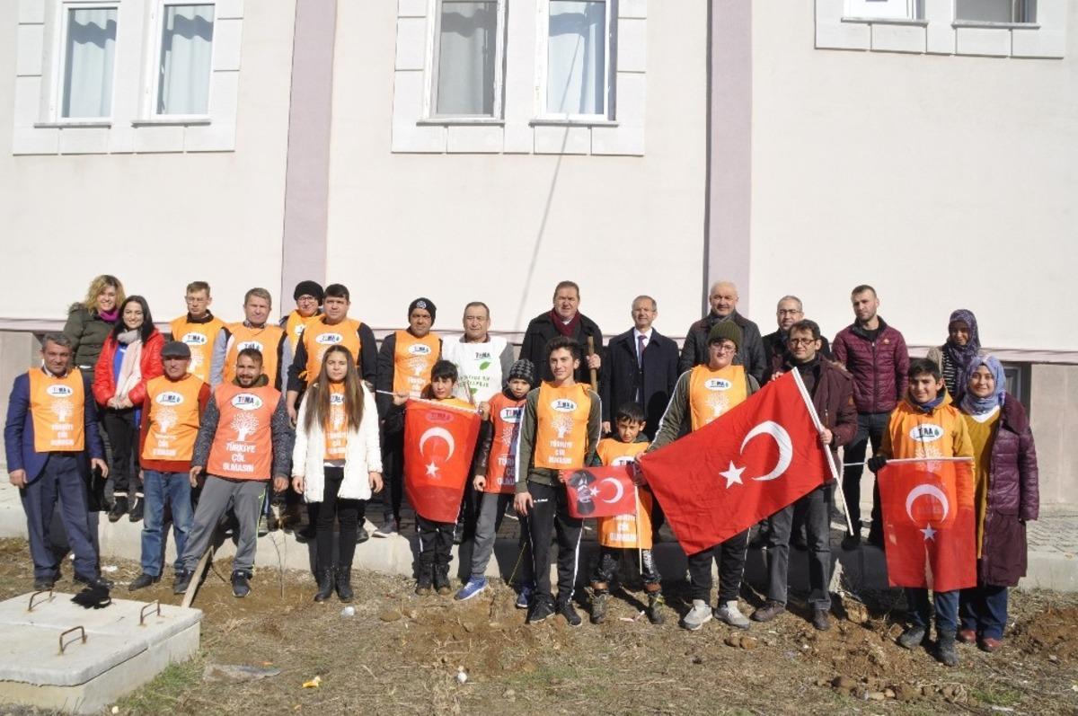 Şuhut&rsquo;ta &rsquo;Toprak Dede&rsquo; fidan dikilerek anıldı